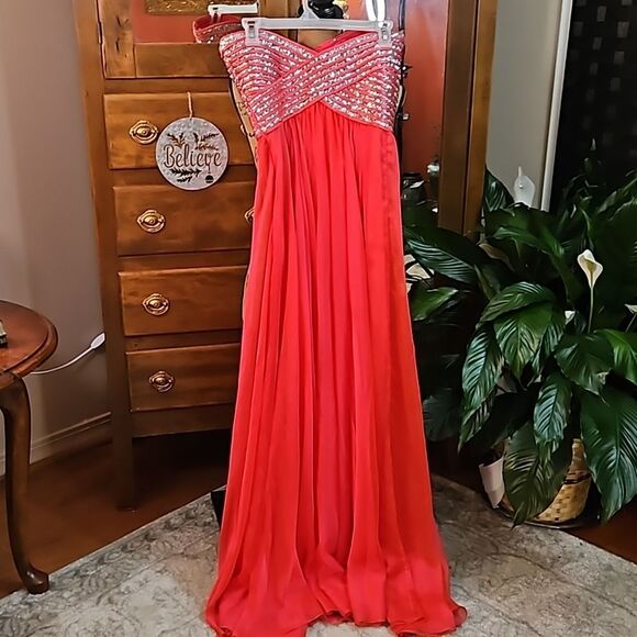 NWT La Femme Coral & Silver sequined chiffon gown size 4 (with flaw) - Picture 7 of 16